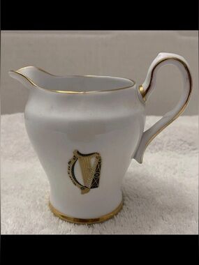 🧑‍🎄 Vintage Royal Tara Ireland Creamer Irish Harp Gold Trim Fine Bone China